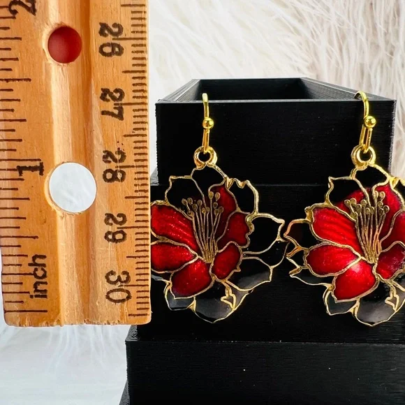 Beautiful vintage goldtone, red and green flower weighted pierced earrings